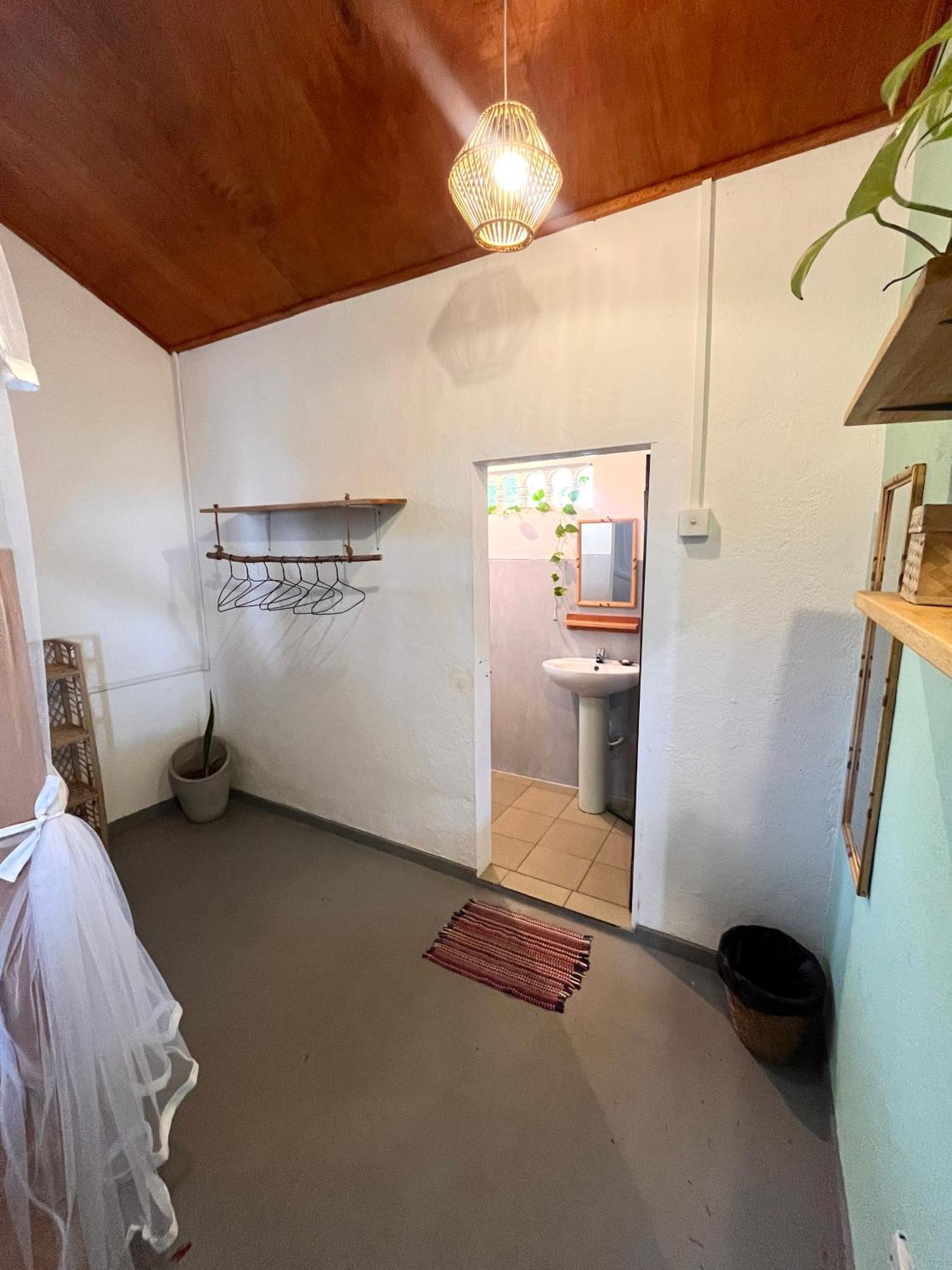 Polhena Just Another Guesthouse מראה חיצוני תמונה